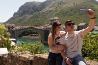 Die Brücke in Mostar ist mehr als nur eine beliebte Touristenattraktion: 2005 wurde sie in die Liste des Weltkulturerbes aufgenommen und sollte als „Symbol der Versöhnung und internationalen Zusammenarbeit&quot; stehen.