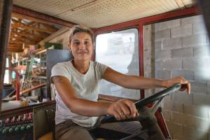 Antonia, eine Bäuerin aus Bosnien und Herzegowina, auf ihrem Traktor
