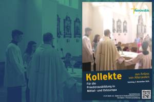 Das Bild zeigt eine katholische Messe, bei der ein Priester und junge Menschen um einem Altar stehen. Im Vordergrund ist der Rücken des Priesters zu sehen. Rechts im Bild ist ein Plakat zur Ankündigung der Allerseelenkollekte.