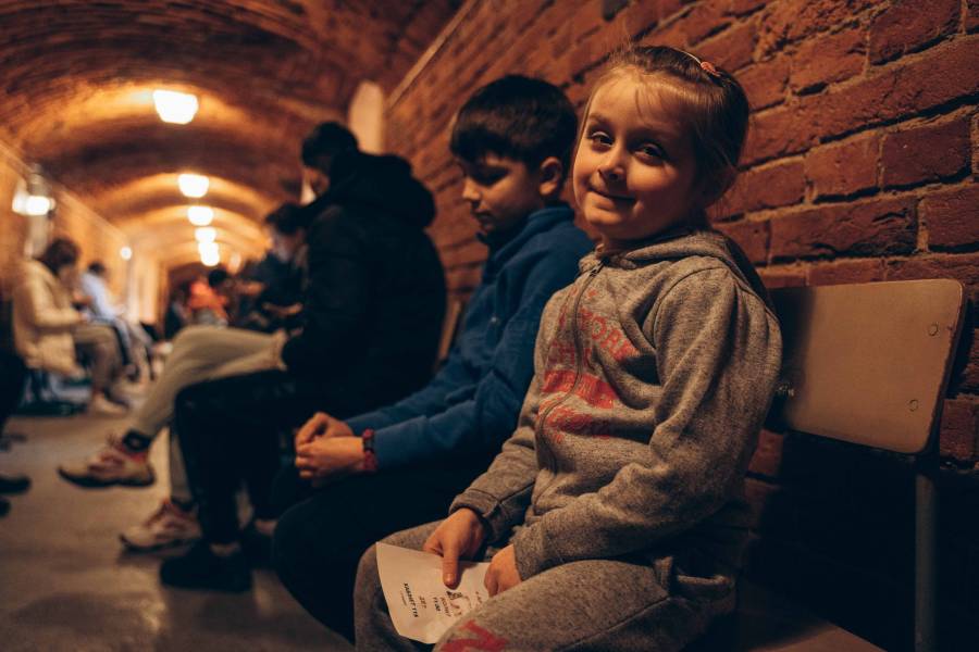 Luftalarm in Ivano-Frankivsk: Menschen suchen Schutz im Untergeschoss einer Schule.