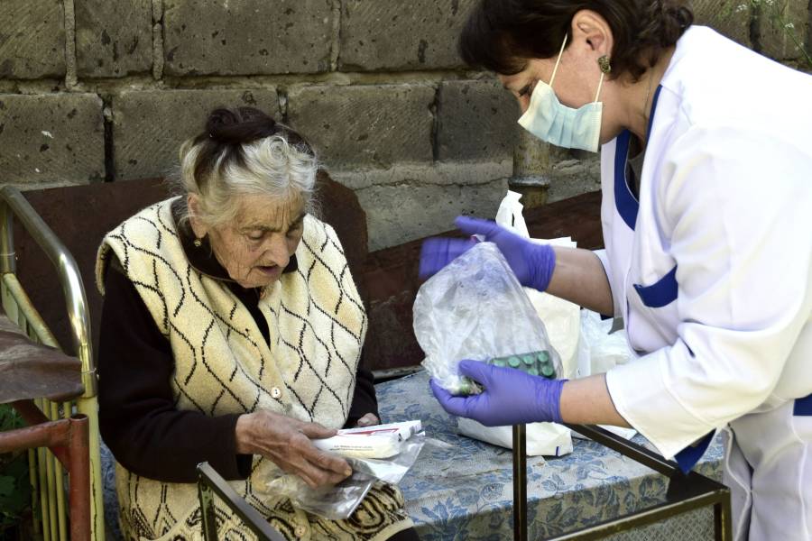 Armenuhi Mkhoyan von der Caritas Armenia sorgt im Rahmen des Programms „Warmer Winter“ für notleidende Menschen.