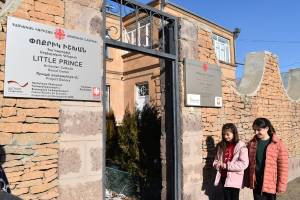 Der Eingang zum Kinderbetreuungszentrum „Little Prince" im armenischen Gjumri