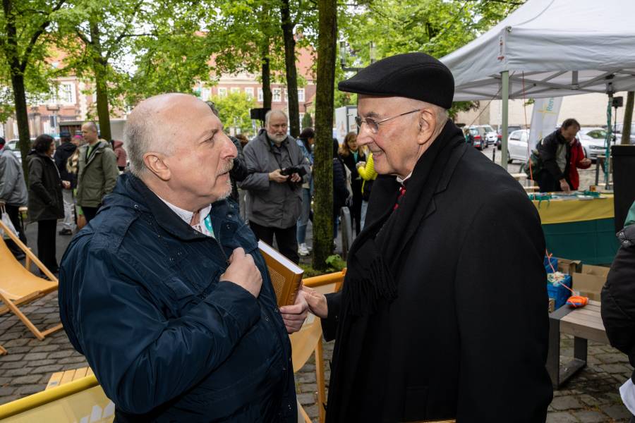 Professor Oleh Turij, stellvertretender Direktor der Ukrainischen Katholischen Universität in Lwiw, im Gespräch mit Münsters Bischof Dr. Felix Genn beim Friedenspicknick auf dem Domplatz.<br><small class="stackrow__imagesource">Quelle: Bischöfliche Pressestelle/Achim Pohl </small>