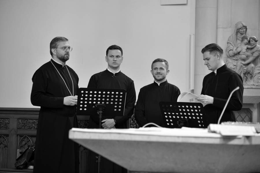 Ein Chor aus Priesteramtskandidaten und Klerikern aus dem Collegium Orientale in Eichstätt sorgten für die gesungenen Elemente des Gottesdienstes.<br><small class="stackrow__imagesource">Quelle: Yaroslav Tsytsyura </small>