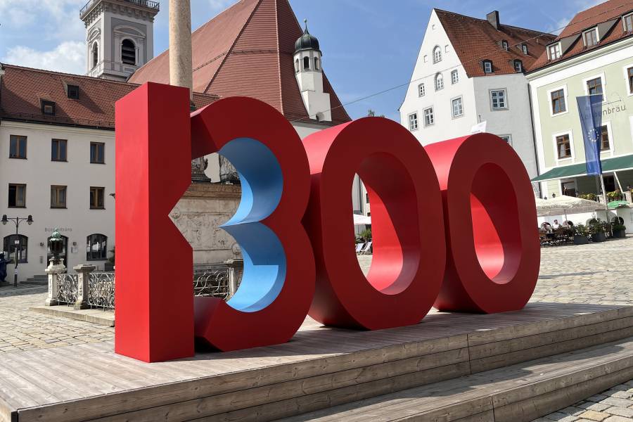 Mit einer großen roten „1300" auf dem Marienplatz erinnert die Stadt Freising an die Ankunft des Heiligen Korbinian im Jahr 724. Korbinian war der erste Bischof der Stadt und ein bedeutender Missionar. Inspiriert vom Beispiel Korbinians beschäftigt sich auch der 28. Internationale Kongress Renovabis mit dem Thema: „Eine Mission haben - Glaubwürdig Zeugnis geben. Zum Umgang mit Säkularisierung und religiöser Indifferenz in Europa"<br><small class="stackrow__imagesource">Quelle: Renovabis/Doris Breitsameter </small>