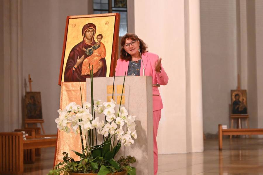 Dekanatsreferentin Dr. Theresa Reischl sprach zur Eröffnung der Ikonenausstellung. Die Ausstellung ist bis zum 26. Oktober 2024 zu den Öffnungszeiten der Stadtpfarrkirche St. Georg am Freisinger Marienplatz zu sehen. Die Ikonen können auch gekauft werden, der Erlös kommt sozialen Projekten in der Ukraine zugute.<br><small class="stackrow__imagesource">Quelle: Renovabis, Simon Korbella </small>