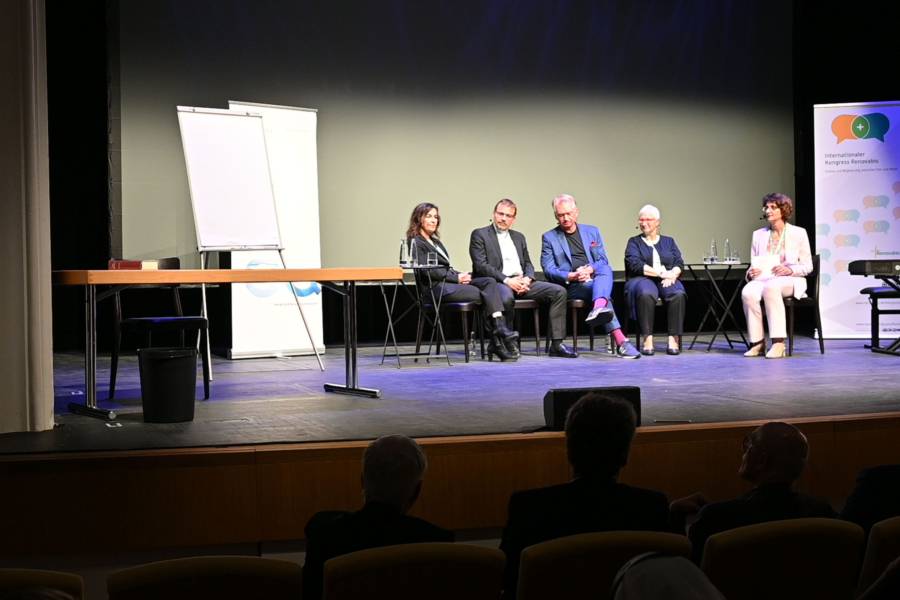 Am Abend des ersten Kongresstages fand eine öffentliche Abendveranstaltung in Kooperation mit der Freisinger Domberg-Akademie im Asamgebäude statt. Anstöße zu einem Gespräch rund um die Frage „Wo ist Gott heute?“, gaben Szenen eines Ein-Personen-Theaterstücks. Die Gesprächsrunde mit Gästen aus Kirche, Gesellschaft und Kultur aus Ost und West bestand aus Dr. Yasemin El-Menouar, Michaela Burch, Bischof Dr. Tomáš Holub und dem Kabaretisten Christian Springer. Es moderierte Dr. Claudia Pfrang.<br><small class="stackrow__imagesource">Quelle: Renovabis, Thomas Schumann </small>