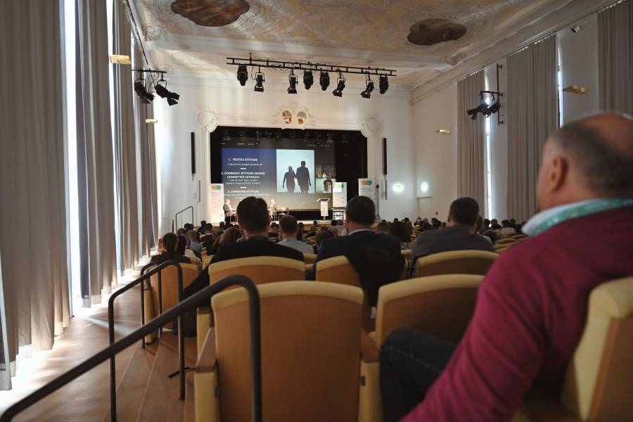 Podiumsdiskussion beim Internationalen Kongress Renovabis – Teilnehmerinnen und Teilnehmer im gut gefüllten Saal verfolgen aufmerksam die Vorträge und Präsentationen.<br><small class="stackrow__imagesource">Quelle: Renovabis, Simon Korbella </small>