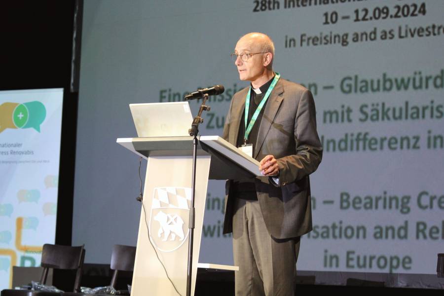 Prof. Dr. Thomas Schwartz, Hauptgeschäftsführer bei Renovabis, eröffnete den 28. Internationalen Kongress Renovabis.<br><small class="stackrow__imagesource">Quelle: Renovabis, Doris Breitsameter </small>