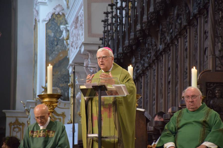 Erzbischof Koch, Vorsitzender des Aktionsrates von Renovabis, bei seiner Predigt während der Eucharistiefeier im Freisinger Mariendom am Nachmittag des ersten Kongresstages.<br><small class="stackrow__imagesource">Quelle: Renovabis, Thomas Schumann </small>