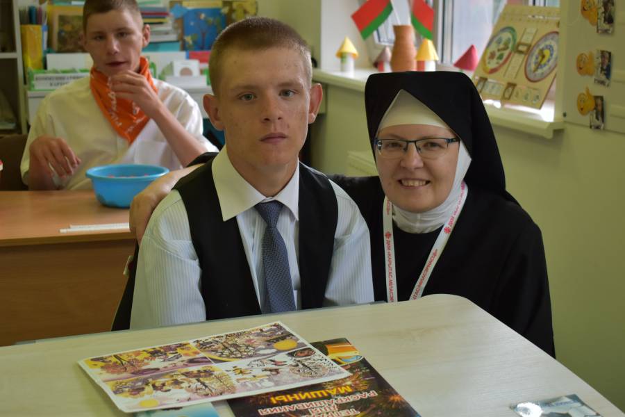 Ein kleiner Junge mit einer Schwester im Klasserzimmer