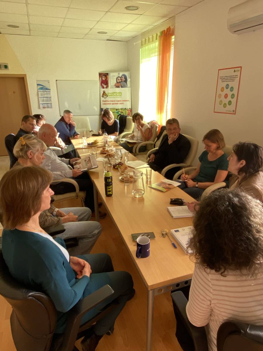 Die Delegations-Reisenden während eines Gesprächs mit Mitarbeitenden der Sozialstiftung CONCORDIA in Sofia.