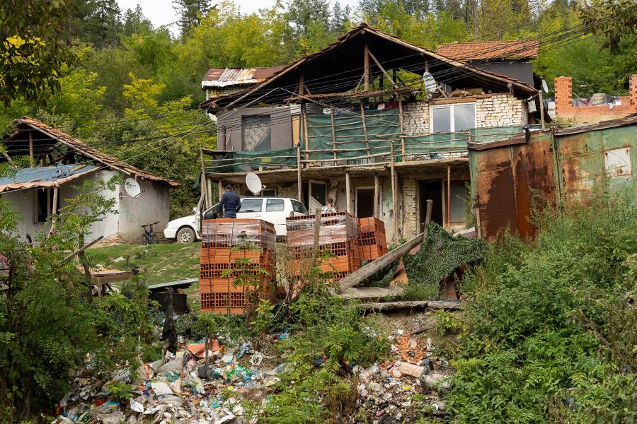 Ein Haus in der Roma-Siedlung in Malki Iskar, davor liegt sehr viel Müll