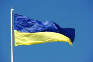 Die Flagge der Ukraine vor blauem Himmel