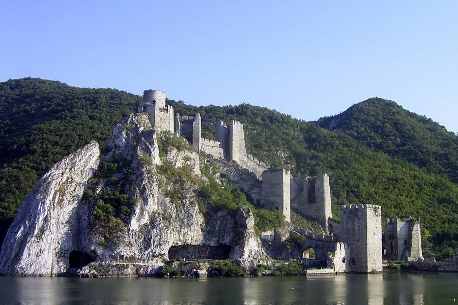Festung Golubac am Berg vor der Donau.